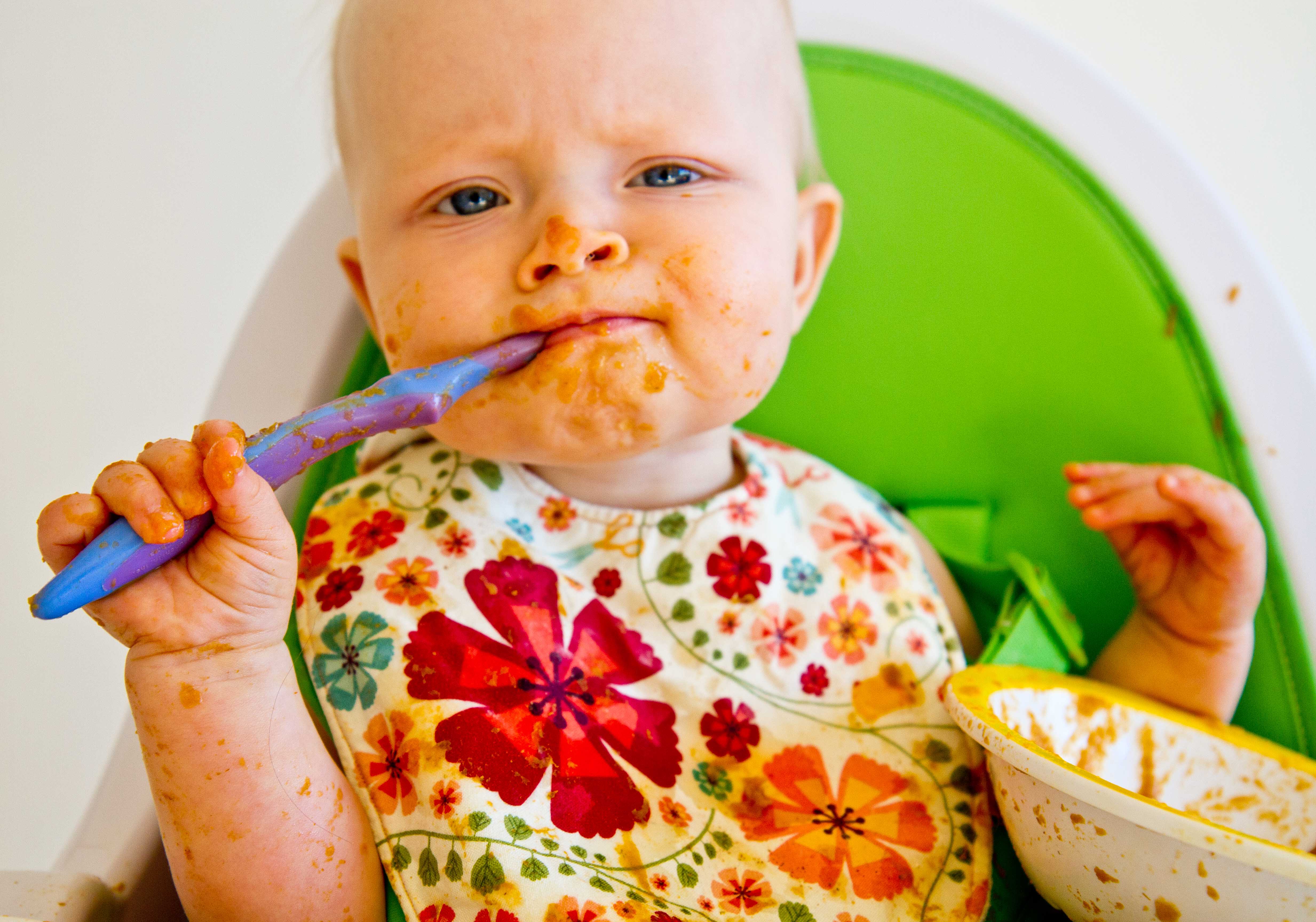 Почему вводить прикорм. Еда для детей. Малыш ёда. Малыш ест. Еда для детей до года.